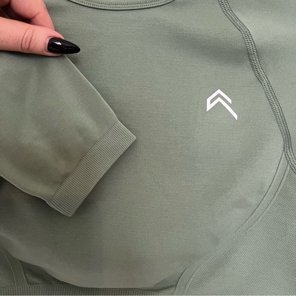 ONER ACTIVE CLASSIC CROPPED LONG SLEEVE TOP SAGE MEDIUM NWT - Picture 3 of 9